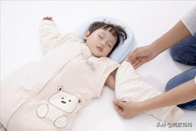宝宝身体很凉却一直蹬被子,宝宝秋凉晚上睡觉蹬被子怎么办
