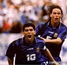 球王陨落一起告别马拉多纳,球王马拉多纳世界杯哭泣