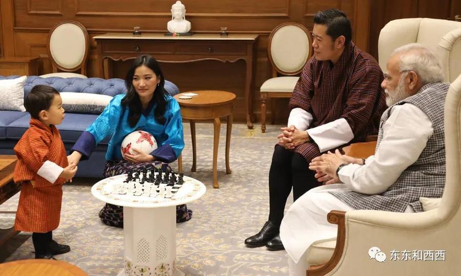 上头有四个婆婆，养娃朴实无华，这位世界最年轻王后是怎么过的？