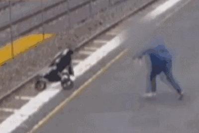 婴儿车推着才走对宝宝有什么危害,宝宝多大可以用婴儿车推着出去