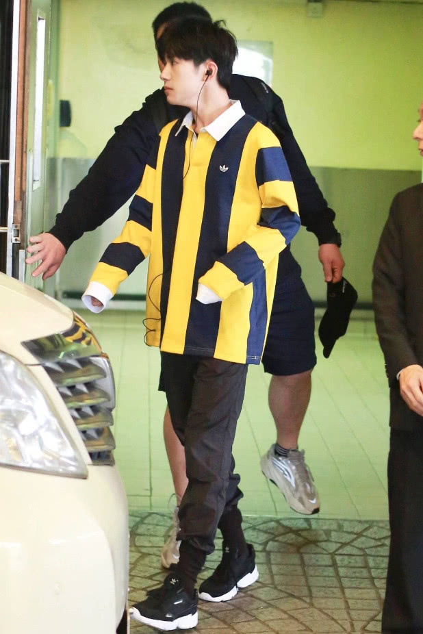 千玺穿搭束脚裤,千玺袜子包裤脚