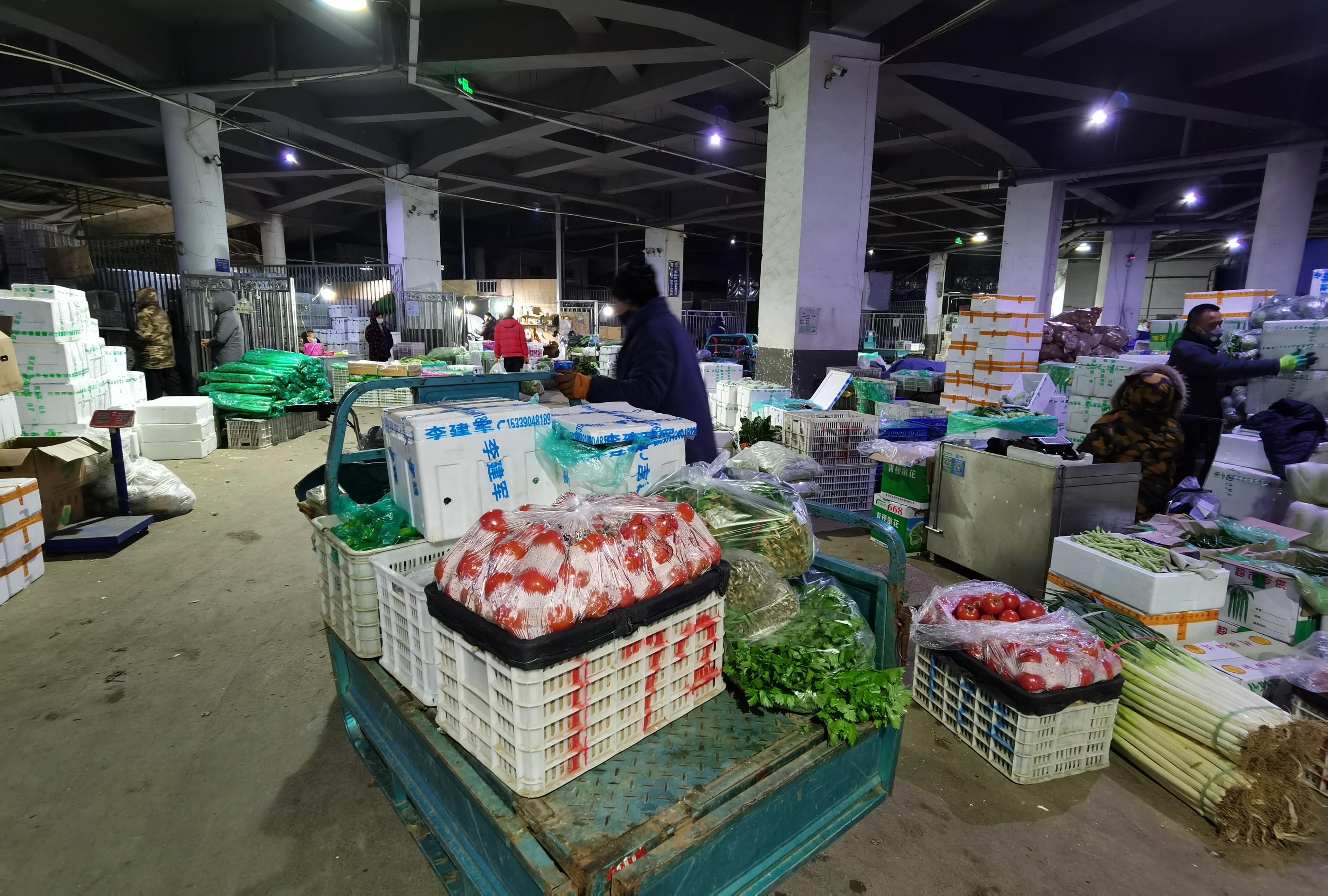 价稳量足！清晨三点青岛早报记者直击抚顺路批发市场开市第一天