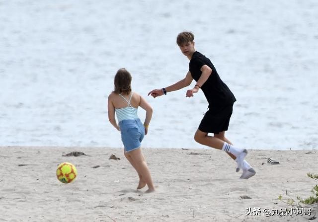 贝克汉姆小七兄妹,小七贝克汉姆踢足球