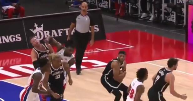 绝非善茬,詹姆斯肘击斯图尔特三次突破防线