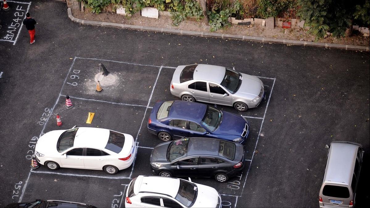 邻居乱停车那个男的是谁,邻居乱停车下次看你还敢不敢乱停