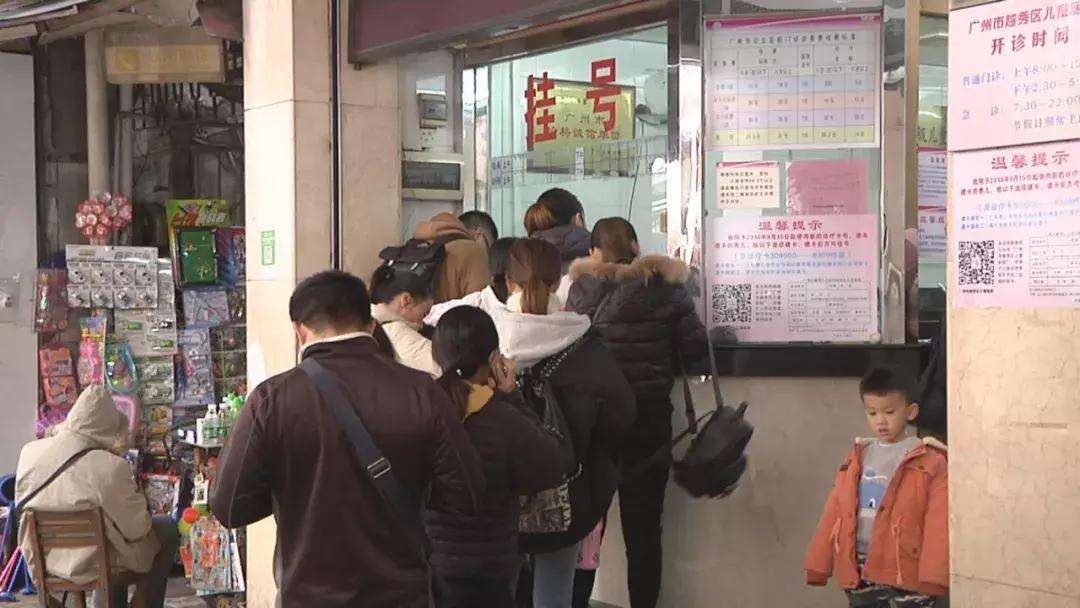 广州流感来袭医院患者排队看病,流感医院人满为患