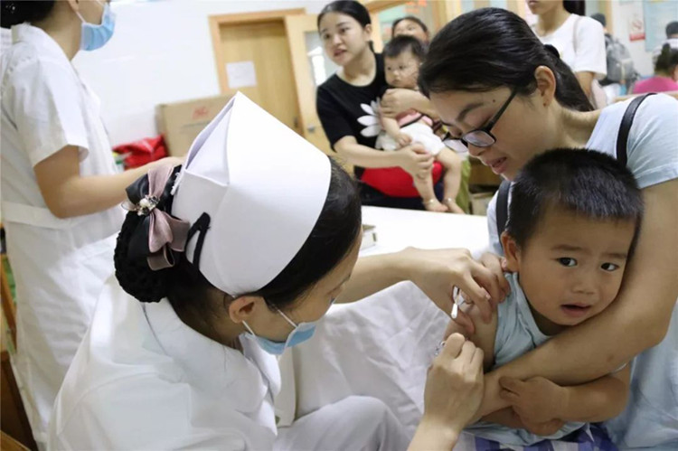 宝宝打针后哭闹是不舒服吗,孩子打针哭闹简单的4个办法