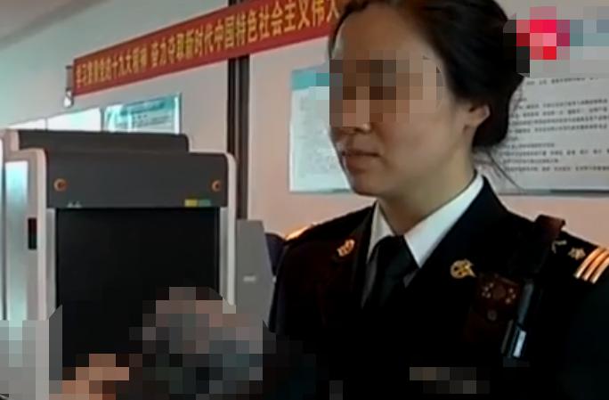 女子身戴24斤黄金被海关查获,女子把两斤黄金藏体内