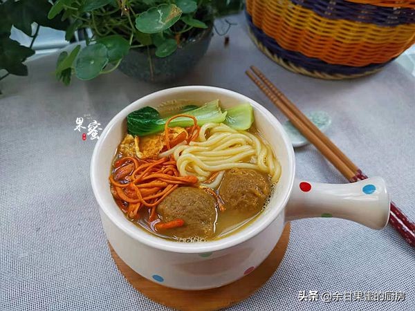 热乎乎的一碗酸辣米粉汤,好吃米粉汤