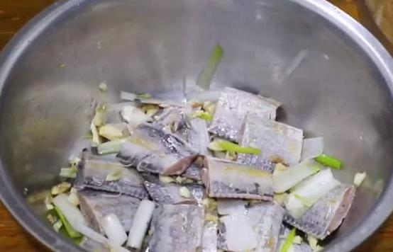 电饼铛煎带鱼不粘锅不破皮,煎带鱼段怎么做不粘锅不破皮