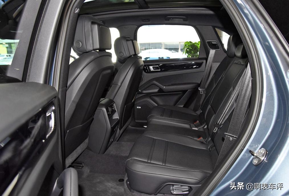 想买豪华SUV？保时捷Cayenne也不错，配3.0T+V6引擎，还带四驱