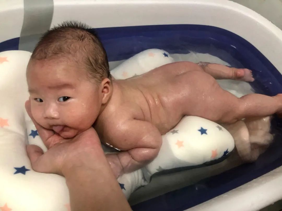 宝宝一洗澡就哭的撕心裂肺,宝宝洗澡后穿衣就哭是啥原因