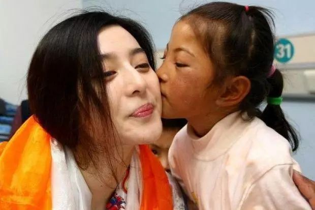 范冰冰做过哪些公益活动,范冰冰做慈善被各种夸