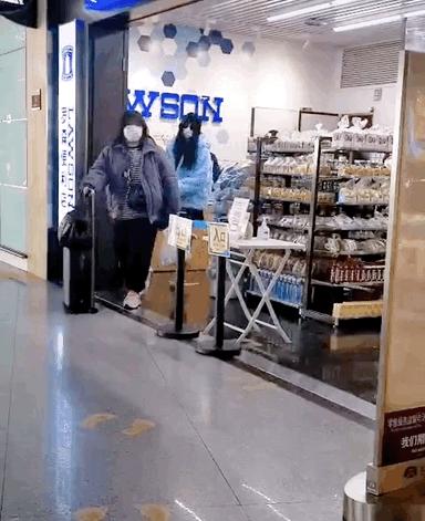 范冰冰现身机场穿牛仔裤,范冰冰穿羽绒服机场秀