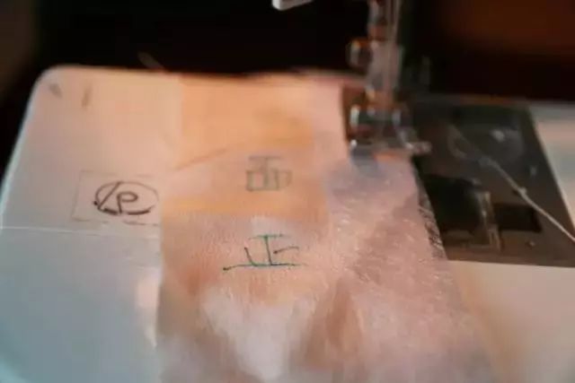 真丝手工卷边教程,真丝0.3卷下摆的卷边技巧