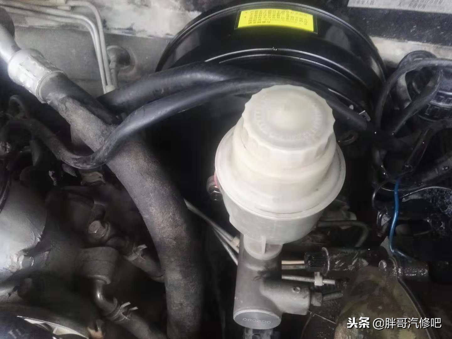 刹车踩重刹车片磨损快,刹车踩下去很低维修