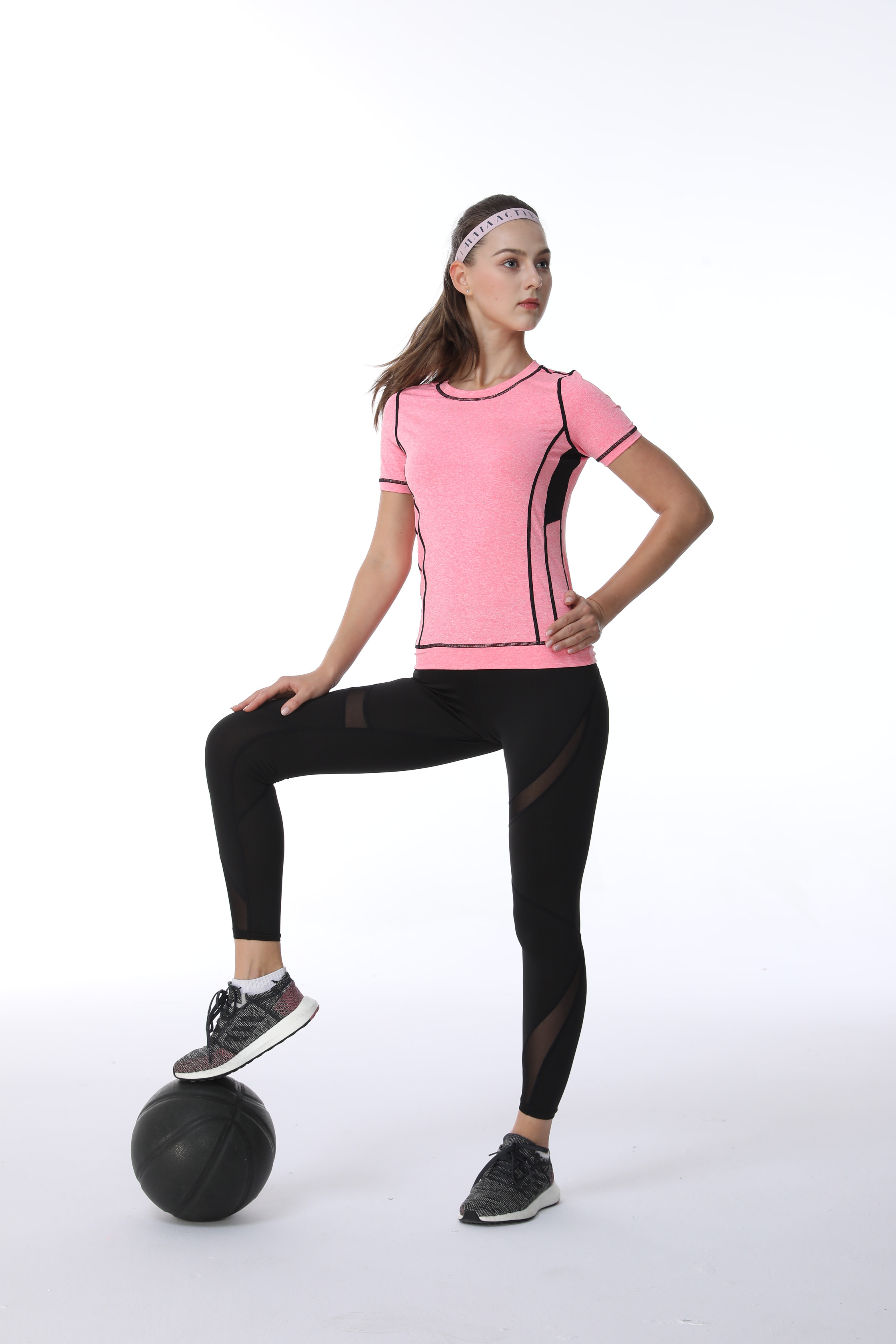 瑜伽服是穿紧身的还是要贴身的好,如何挑选自己的瑜伽服