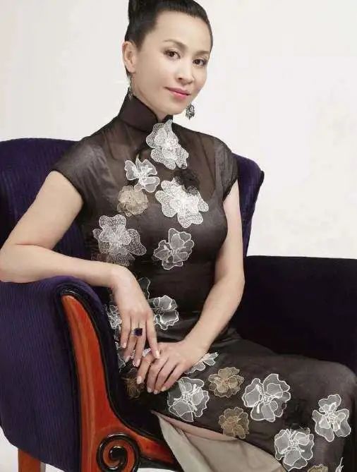 一袭霓裳七彩虹,一袭霓裳出自哪里