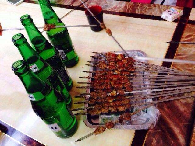 烧烤师傅教你零基础烤羊肉串,买直接串好的羊肉串怎么烤