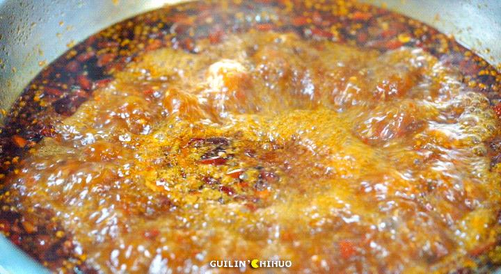 广西美蛙鱼火锅,美蛙鱼火锅底油熬制