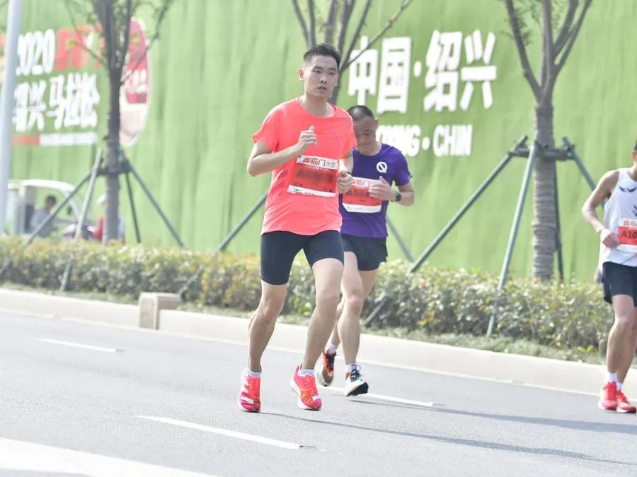 阿迪达斯碳板跑鞋adizerox2,adidasadizeropro有没有碳板