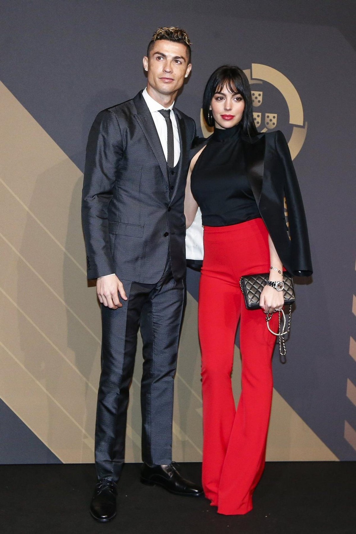 C罗小9岁未婚妻喜怀双胞胎！裹皮草大衣当阔太，孕肚掩不住马甲线