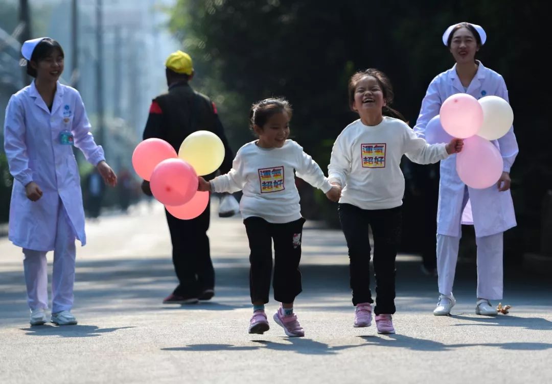 坐骨连体女婴现在状况,坐骨连体姐妹分离成功了吗