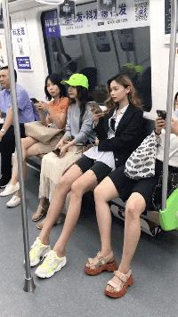 开心一刻gif下雨天,搞笑gif笑到肚子疼意外瞬间特辑