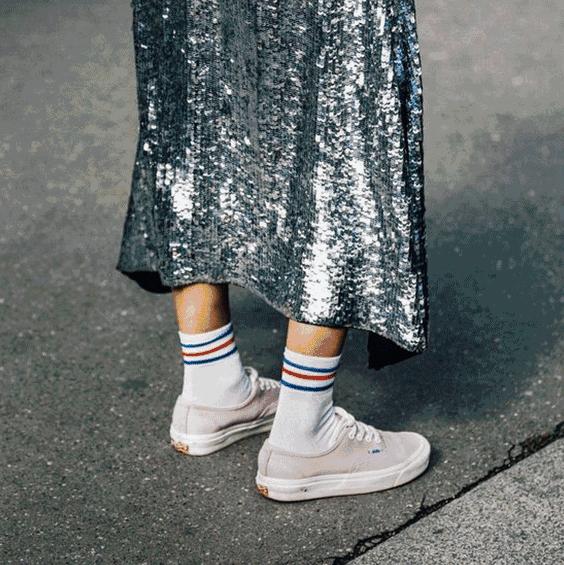 羊毛短靴穿搭,杨颖黑色长筒袜马丁靴