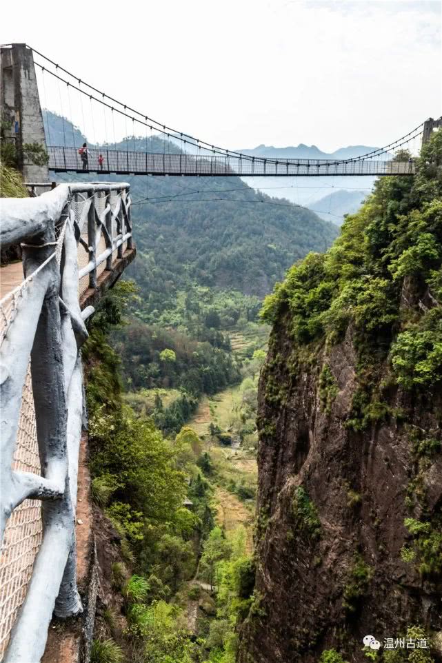 悬崖栈道景区游览图,旅游绝壁栈道探险