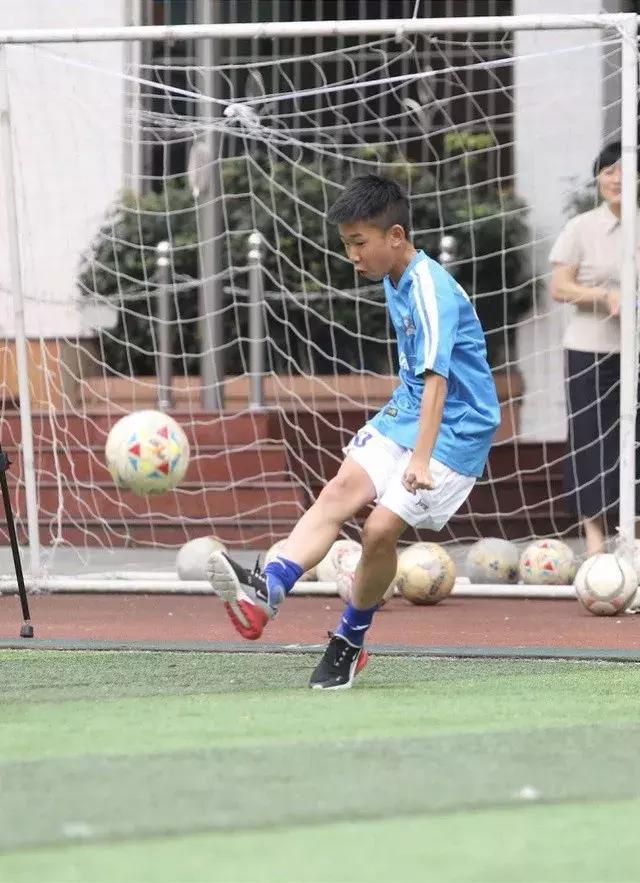 儿童足球场踢出惊天世界波,小学生踢出世界级圆月弯刀