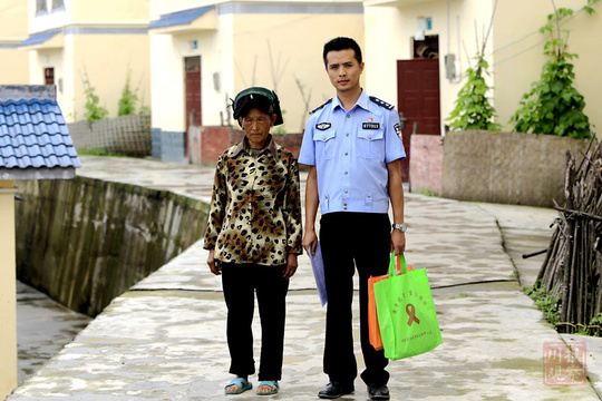 七一特辑一枚党徽,七一特辑守初心担使命