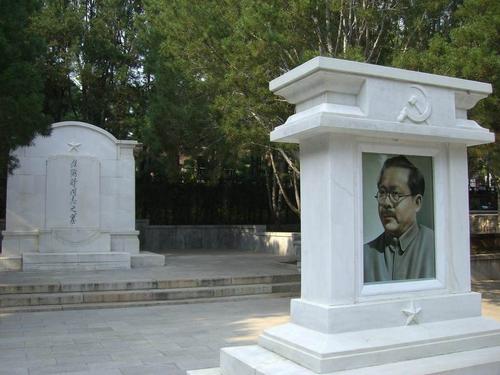 葬在八宝山需要啥条件啊,八宝山墓都有哪些人