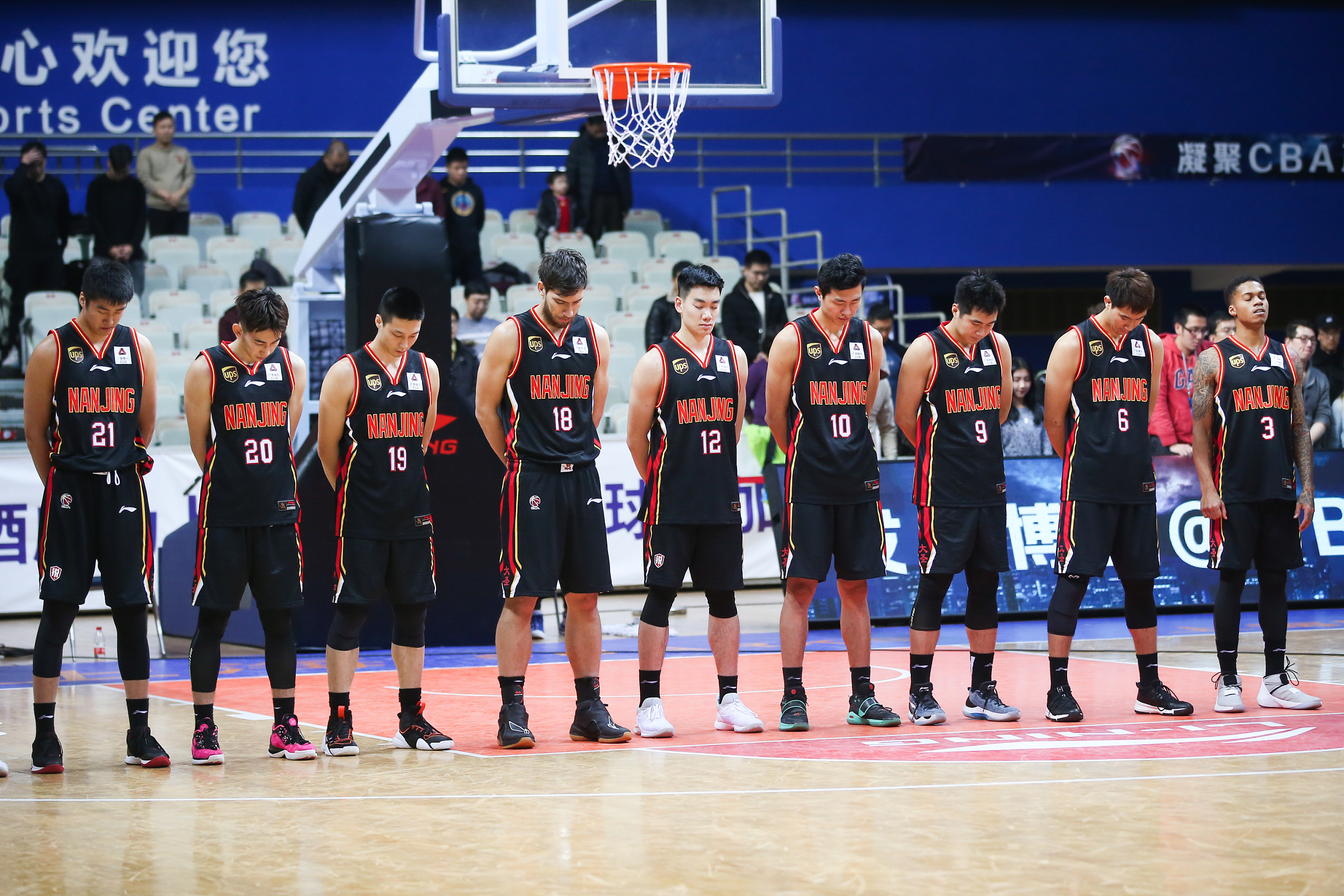 球迷骂东北人被拘,球迷退场骂北京国安名场面