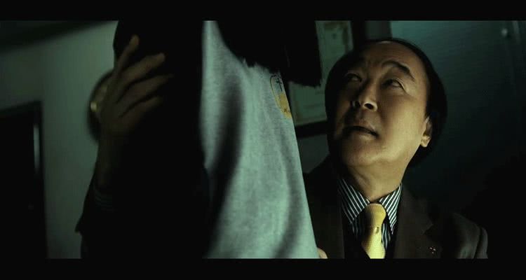 高铁上，父亲乱摸女儿：性盲比文盲更可怕