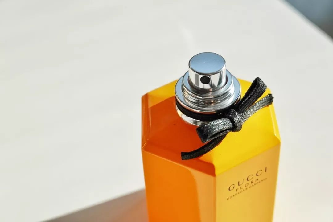 朋友圈精致生活却一地鸡毛,精致朋友圈背后的真实故事