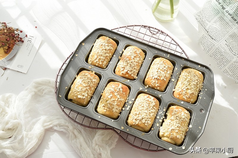 香蕉变黑别着急扔，加点面粉拌一拌，做面包，香甜松软，味道独特