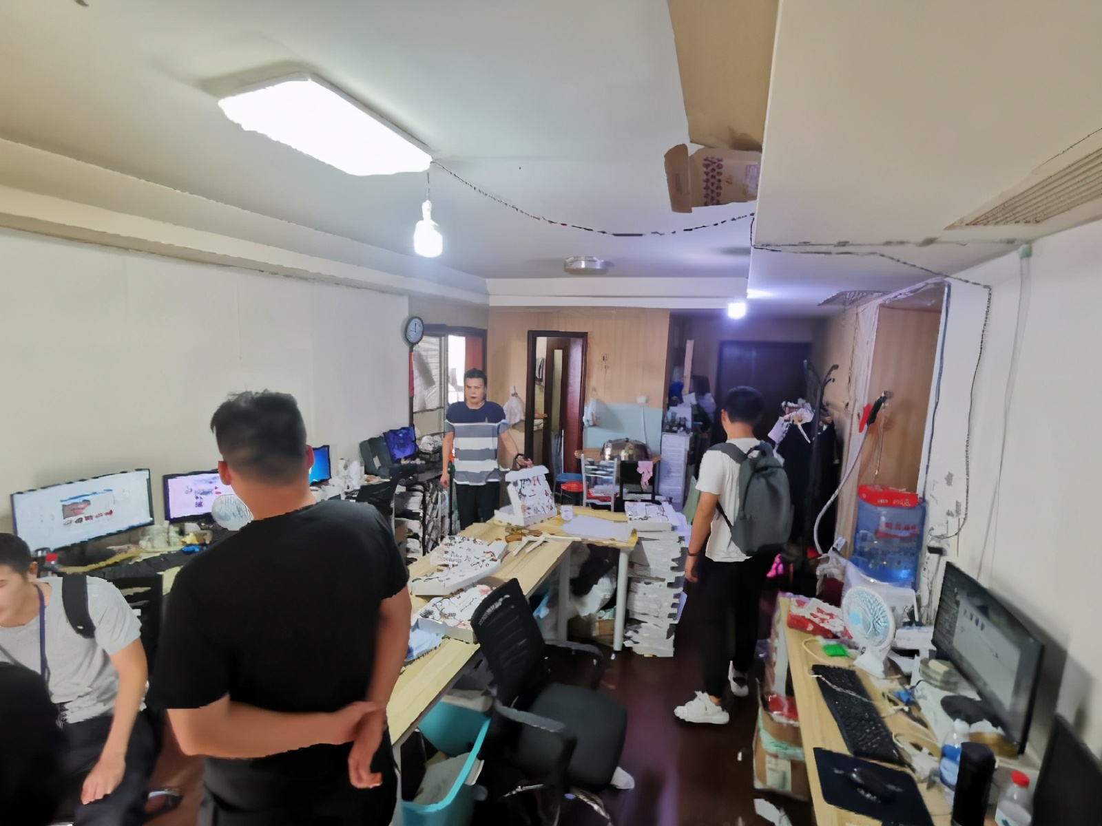 涉案假冒衣服40万处罚标准,卖仿冒品牌的衣服犯罪吗