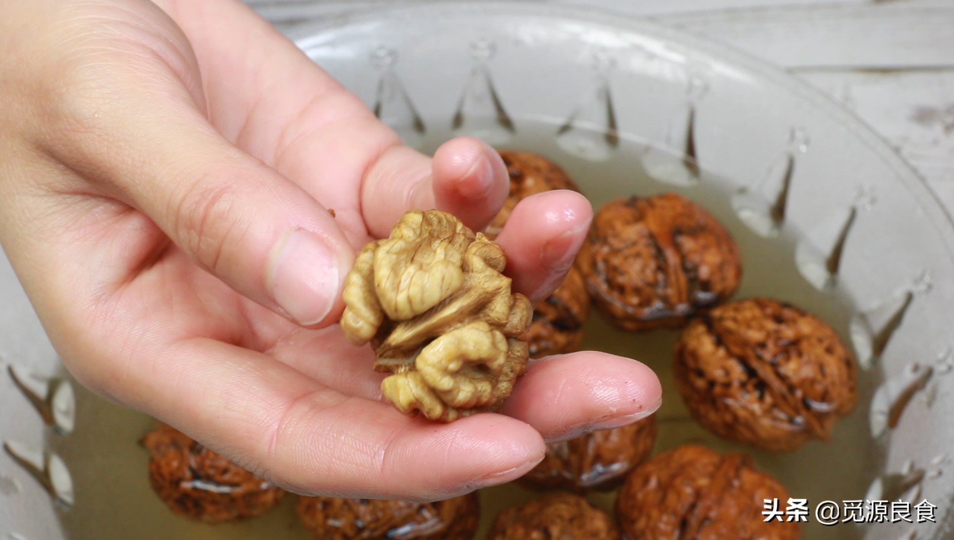 怎么快速剥完整的核桃仁,快速剥新鲜核桃小妙招
