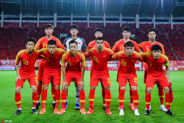 里皮球迷欢呼,里皮带领中国队球迷欢呼