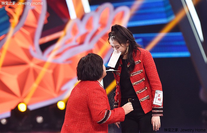 鹿晗关晓彤官宣戴的手表,鹿晗和关晓彤同款项链