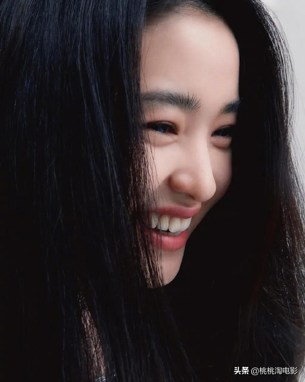 金泰梨杂志写真图文,女星金泰梨穿圣诞小鹿装跳舞