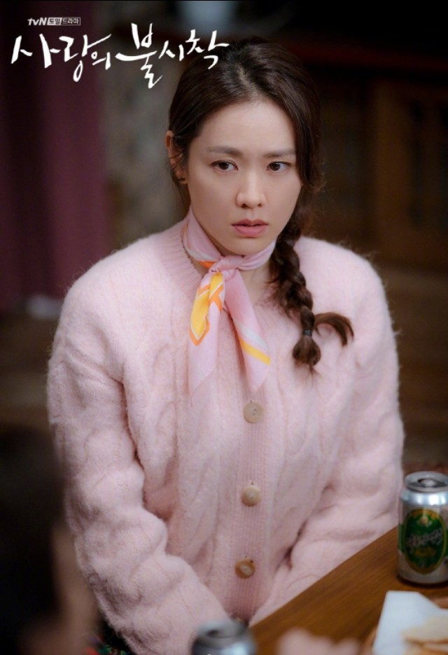 爱的迫降孙艺珍瑞士穿搭皮衣,爱的迫降孙艺珍长款碎花裙视频