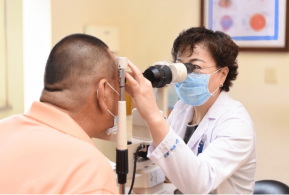 眼睛疼前面有黑点出现,眼睛前面总有黑点在飘是什么原因