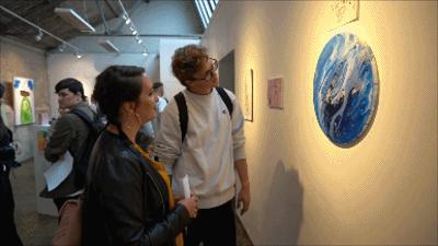 网红她伦敦办了场假画展，一幅画竟卖出1500英镑，你怎么在看？