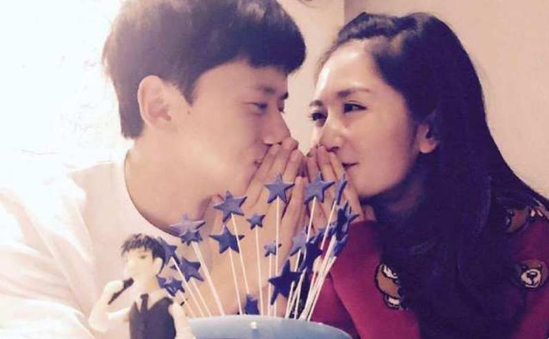 张杰唱歌忘词怎么解决,张杰演唱会忘词粉丝秒变提词器