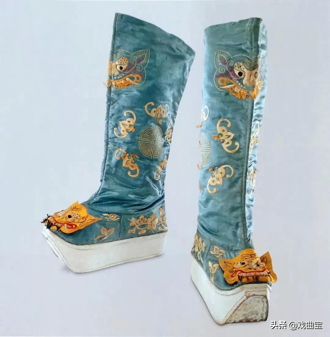 不愧为国粹，京剧服饰可真是太讲究了