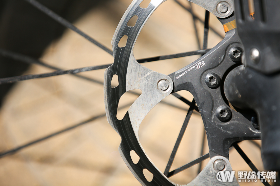 新手刹车顿挫技巧视频,新手上路刹车怎么用没有顿挫感