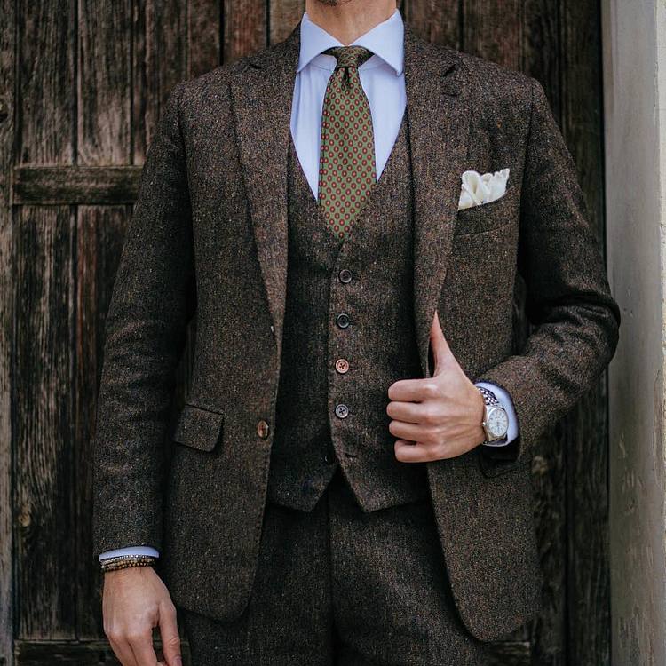 粗花呢西装搭配酒红色西裤,新中式复古风西装穿搭