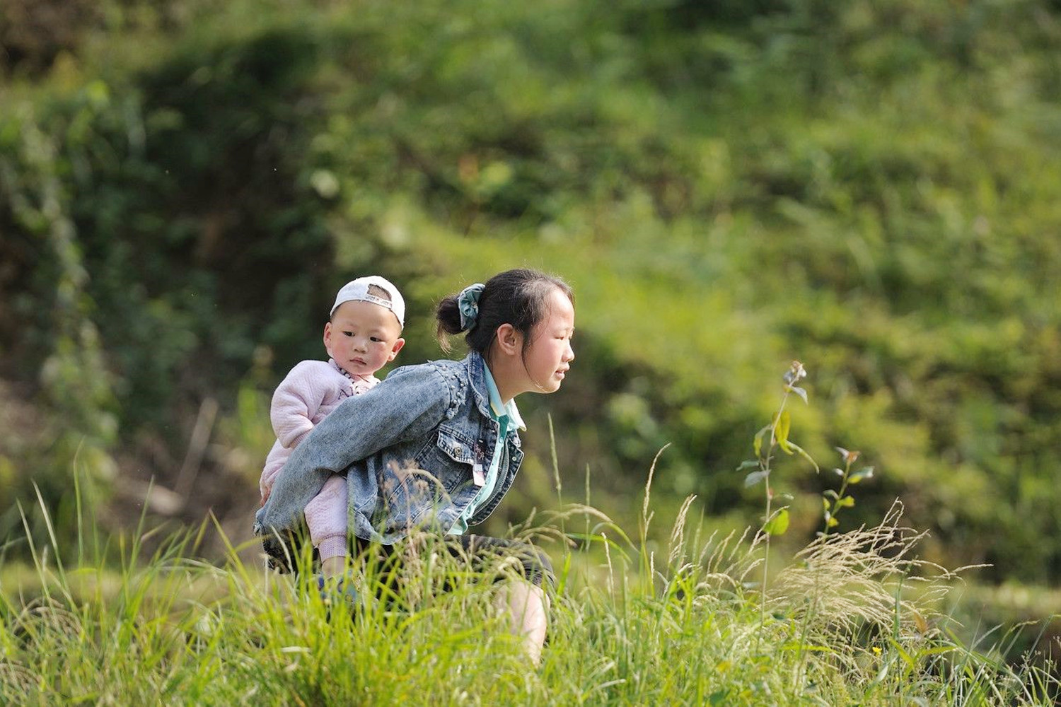 孩子刚出生给谁带比较好,婴儿出生应该谁来带